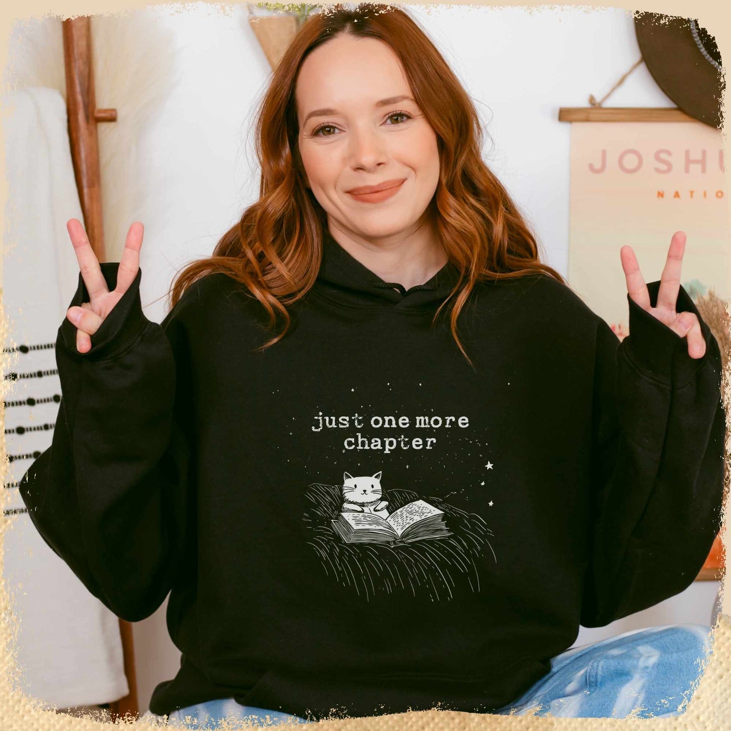 Hoodie Just One More Chapter - Skizze Katze Sternenhimmel