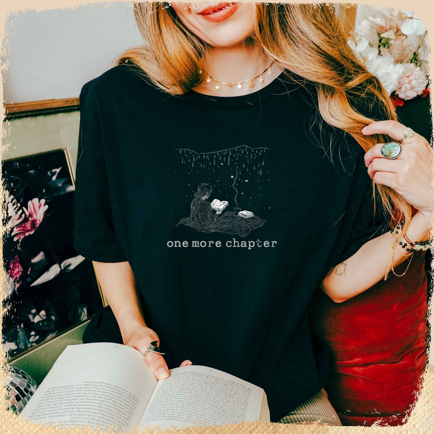 T-Shirt One More Chapter - Skizze Bücherwurm Regen