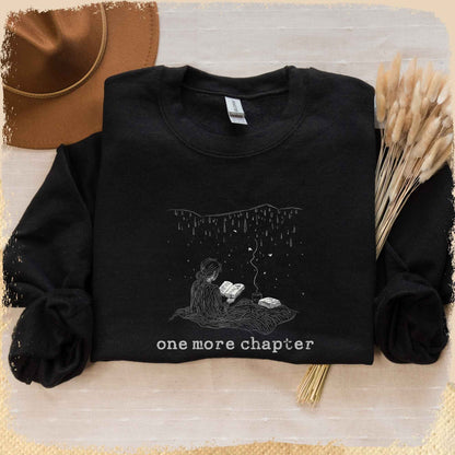 Sweatshirt One More Chapter - Skizze Bücherwurm Regen