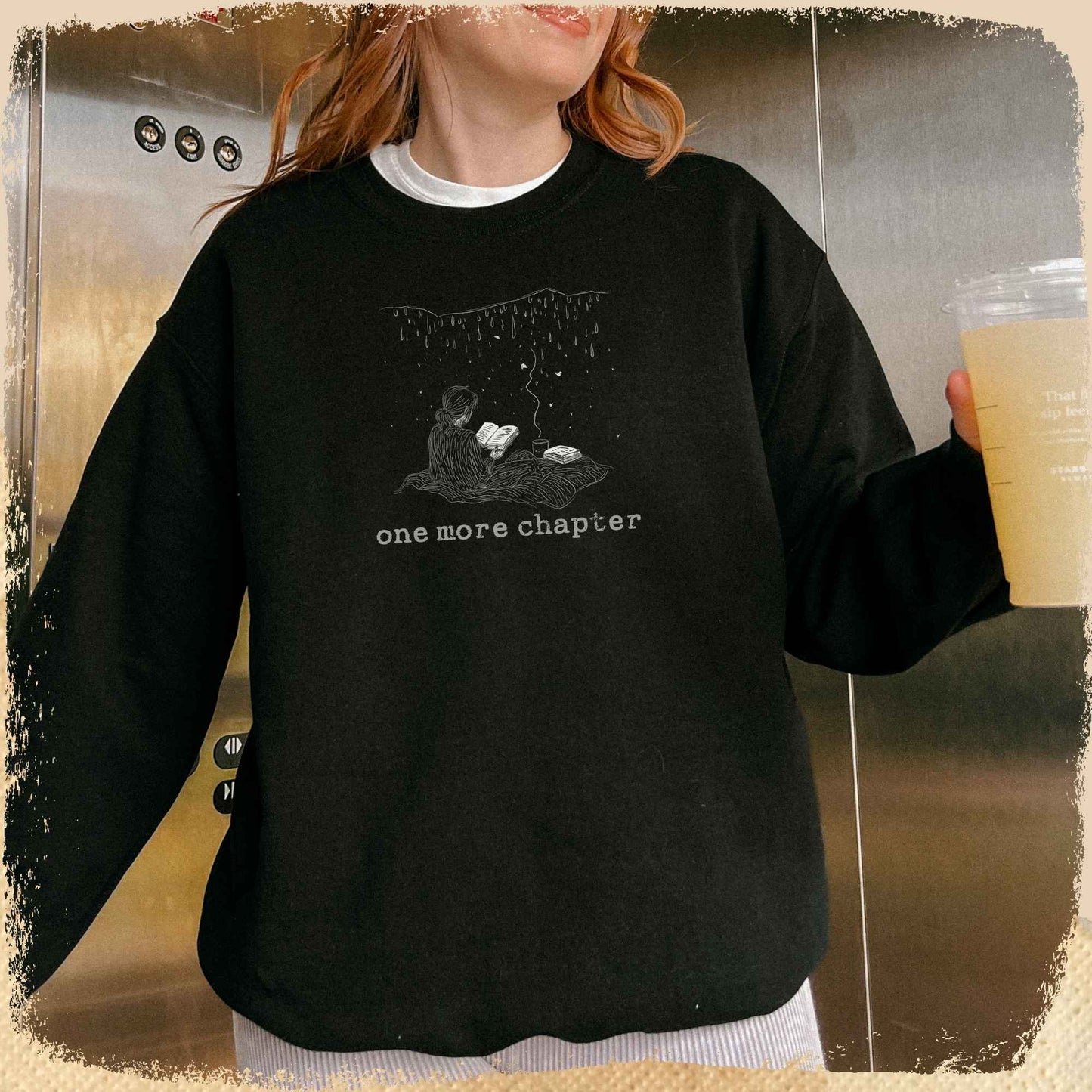 Sweatshirt One More Chapter - Skizze Bücherwurm Regen