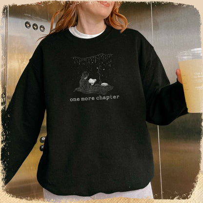 Sweatshirt One More Chapter - Skizze Bücherwurm Regen