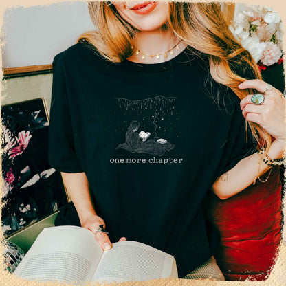 T-Shirt One More Chapter - Skizze Bücherwurm Regen