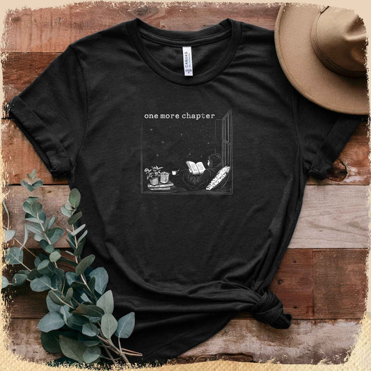 T-Shirt One More Chapter - Skizze Bücherwurm Fensterbank
