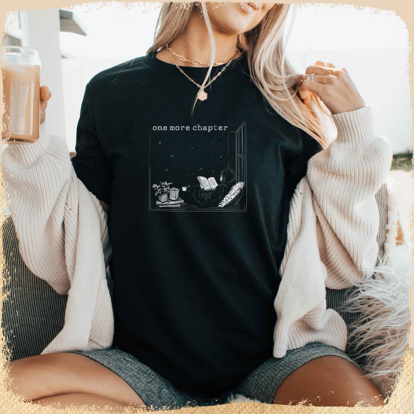 T-Shirt One More Chapter - Skizze Bücherwurm Fensterbank