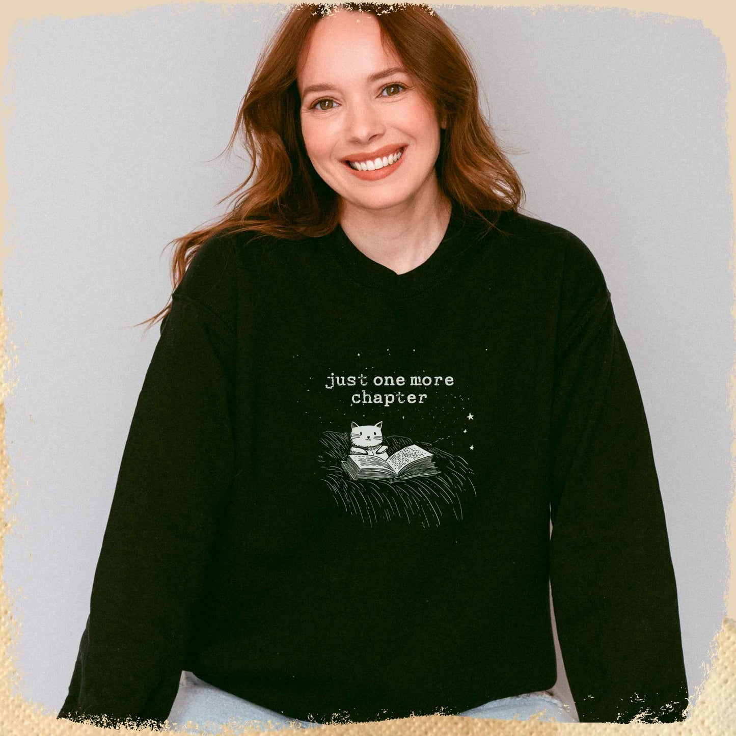 Sweatshirt Just One More Chapter - Skizze Katze Sternenhimmel