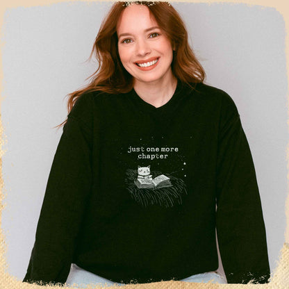 Sweatshirt Just One More Chapter - Skizze Katze Sternenhimmel